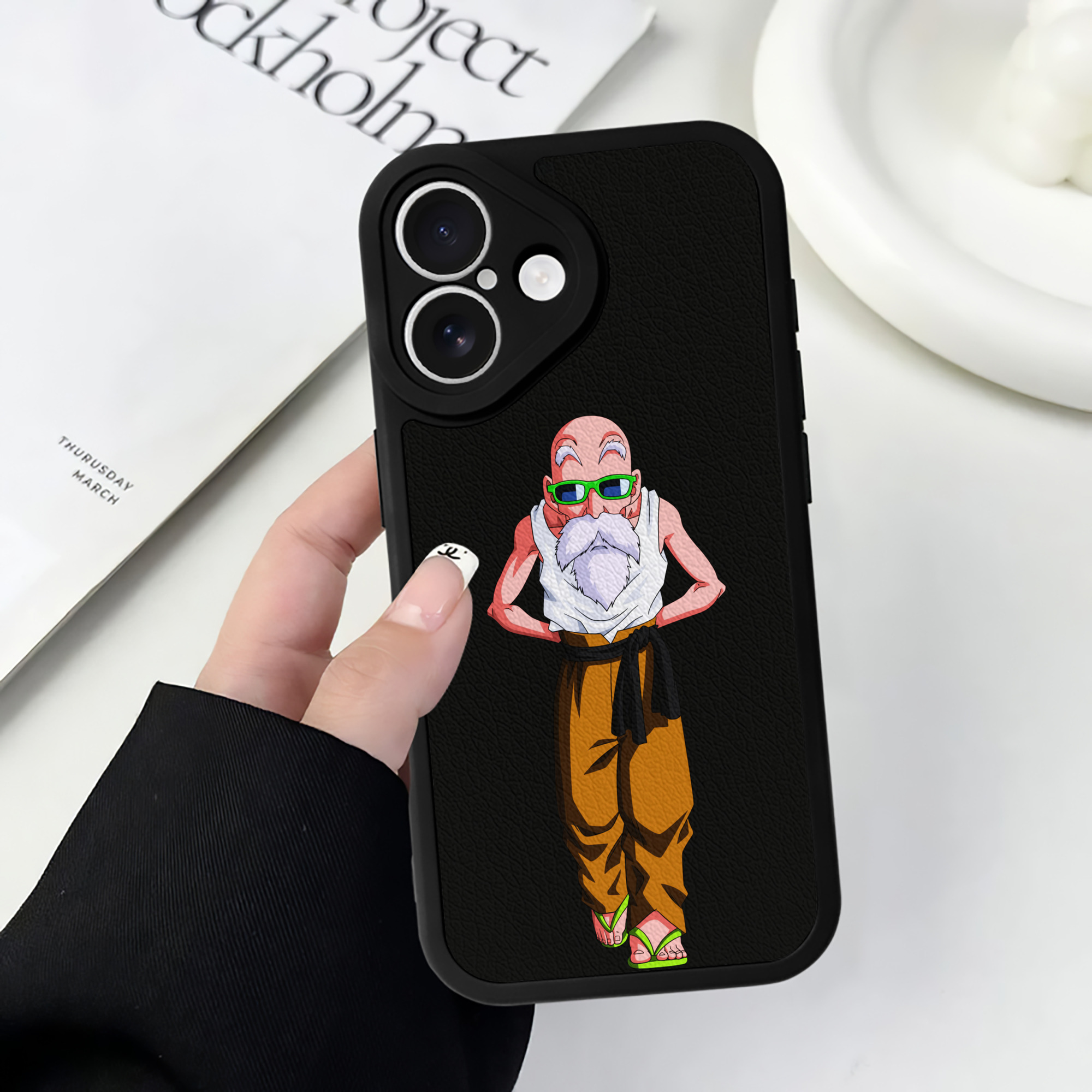 （画像用） ドラゴンボール 亀仙人（かめせんにん） DRAGON BALL Master Roshi Kame Sennin 【iPhone 16シリーズ対応】シリコンスマホケース（レザー調） 材質：シリコン